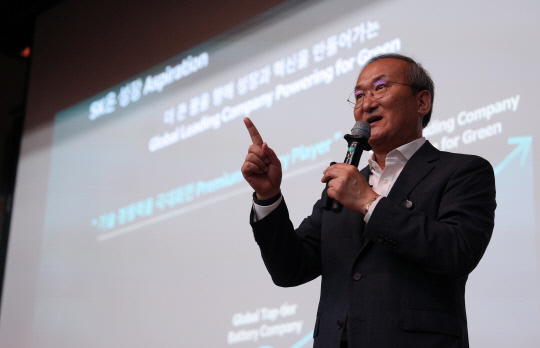 이석희 SK온 대표가 지난 10일 대전 유성구 카이스트 내 KI빌딩 퓨전홀에서 특강을 진행하고 있다. SK온 제공.
